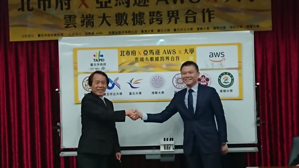 臺北市林欽榮副市長(左)與亞馬遜 AWS王定愷Managing Director, Hong Kong and Taiwan出席合作啟動記者會。