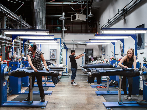 目前該技術只在創新實驗室使用，但 Levi's 計畫將逐步推廣至全球生產線。（圖／翻攝自 Fast Company）