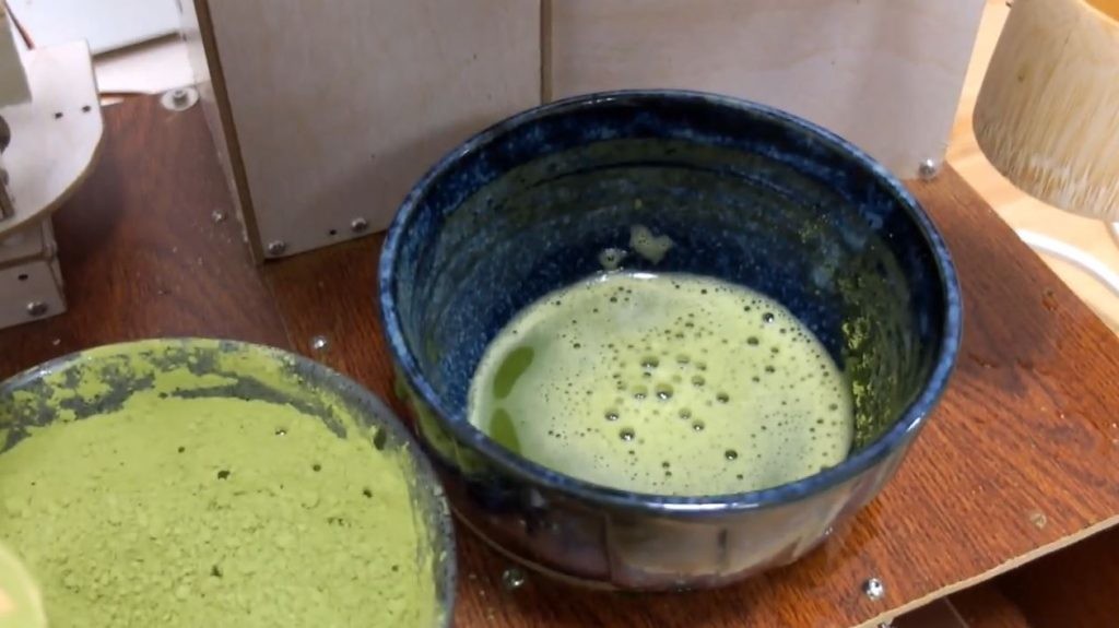 由機器人泡出,氣勢滿滿的一碗抹茶。