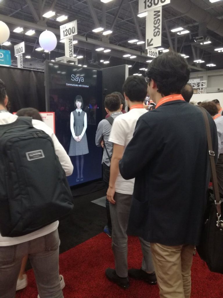▲利用 4K 高畫質的大螢幕,來顯示實際尺寸的 Saya 人物。