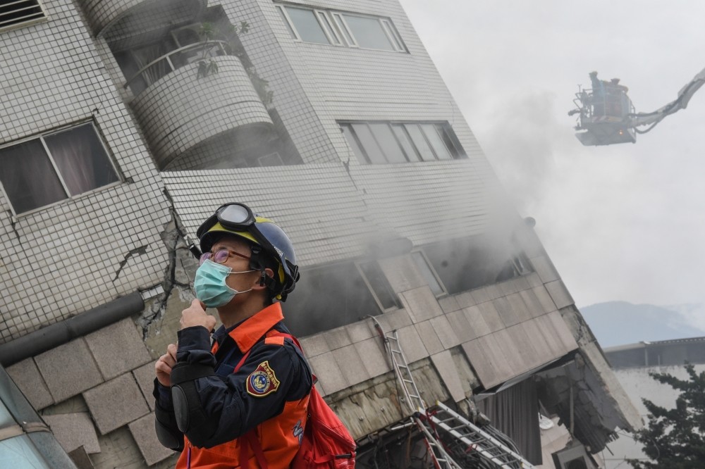 中華民國衛星廣播電視事業商業同業公會所提出的6種例外狀況,包括「適逢重大公安或新聞災難事件」,但文化部並未對此狀態放行鬆綁七休一;圖為花蓮強震救災畫面。(攝影:葉信菉)