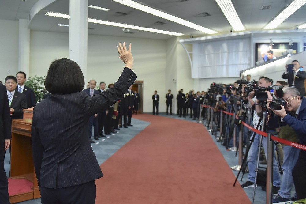文化部指出,「出國採訪」可放行鬆綁七休一,理由在於海外採訪實務上可能會出現無法以替代人力因應,而有需要連續工作的情形。(總統府提供)
