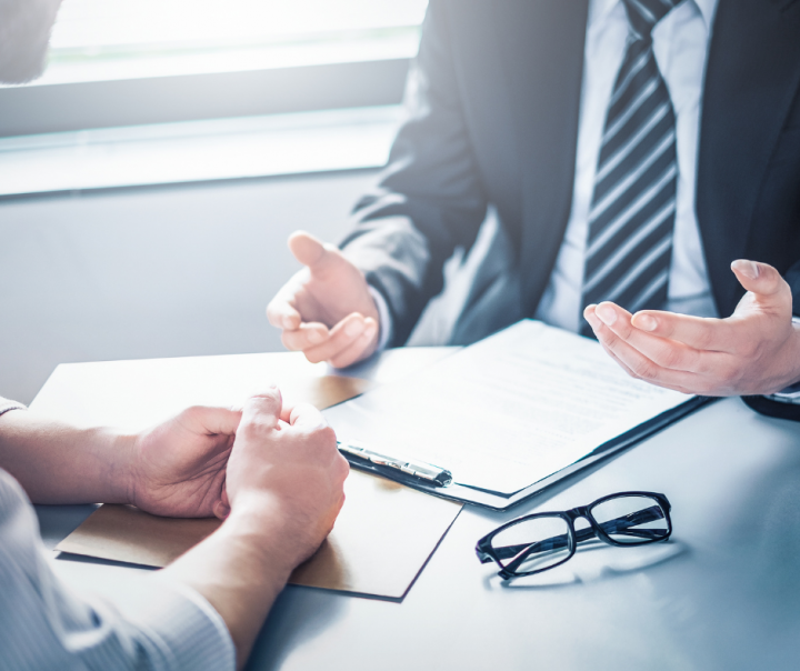 two men in a b2b negotiation