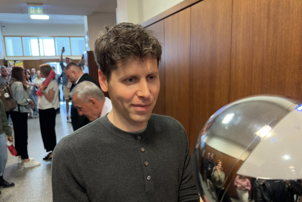 iPhone 還能撐多久？Sam Altman 與蘋果前任首席設計師聯手，要打造比手機更好用的 AI 配戴裝置