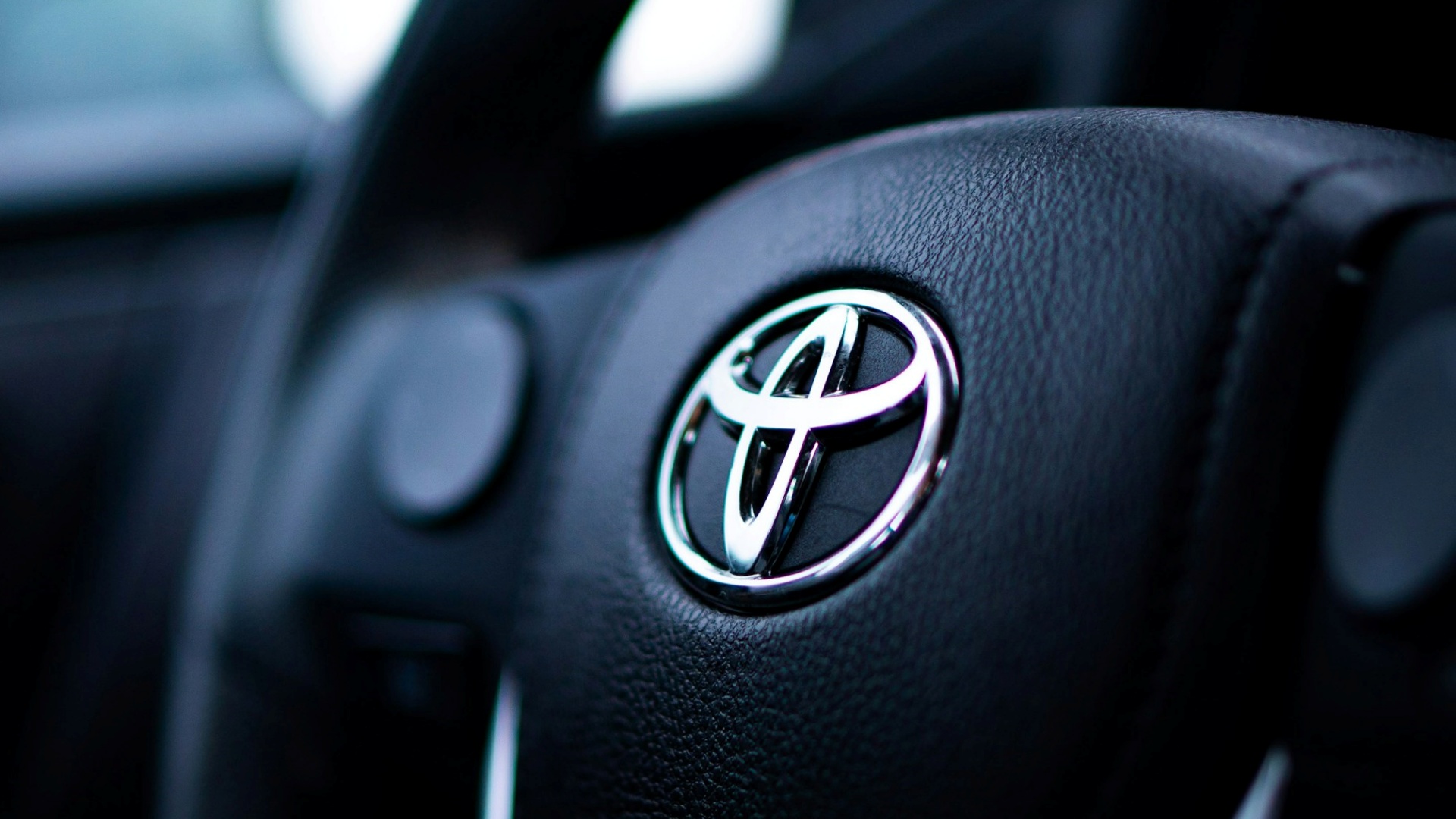 TOYOTA 積極發展混合動力車以抗衡純電動車。