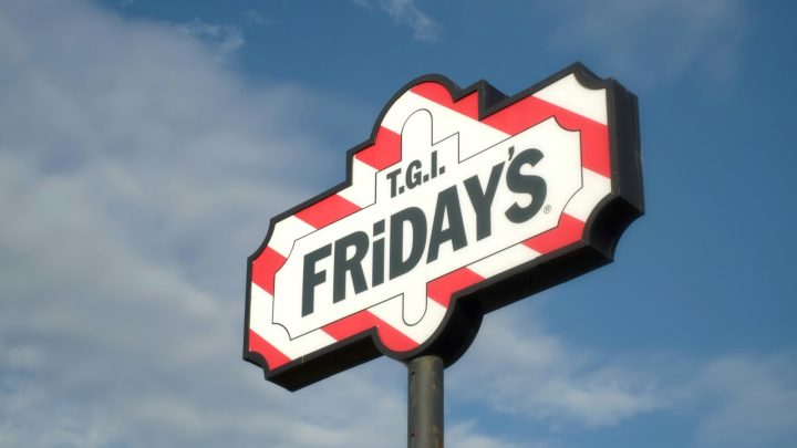 從年收 650 億到無人光臨，美式餐廳 Fridays 究竟如何走向破產？