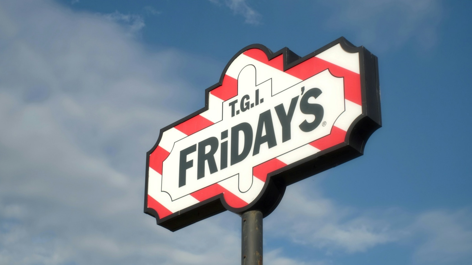 從年收 650 億到無人光臨，美式餐廳 Fridays 究竟如何走向破產？