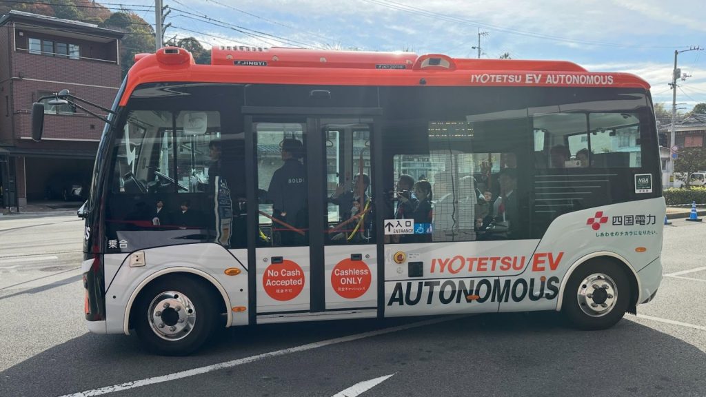 駕駛嚴重不足請 AI 來開車,日本首台 L4 無人自駕公車上路