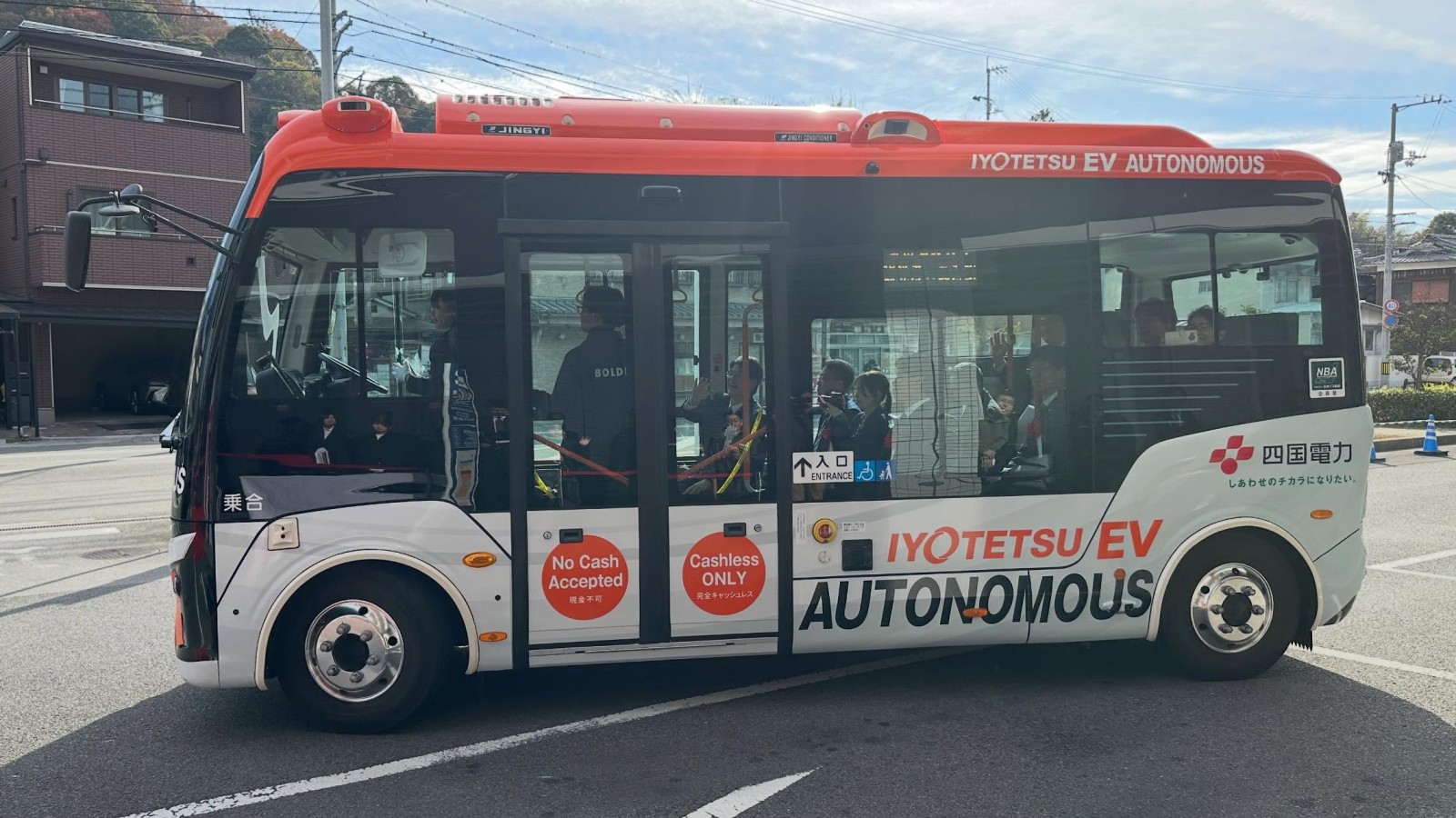 駕駛嚴重不足請 AI 來開車，日本首台 L4 無人自駕公車上路