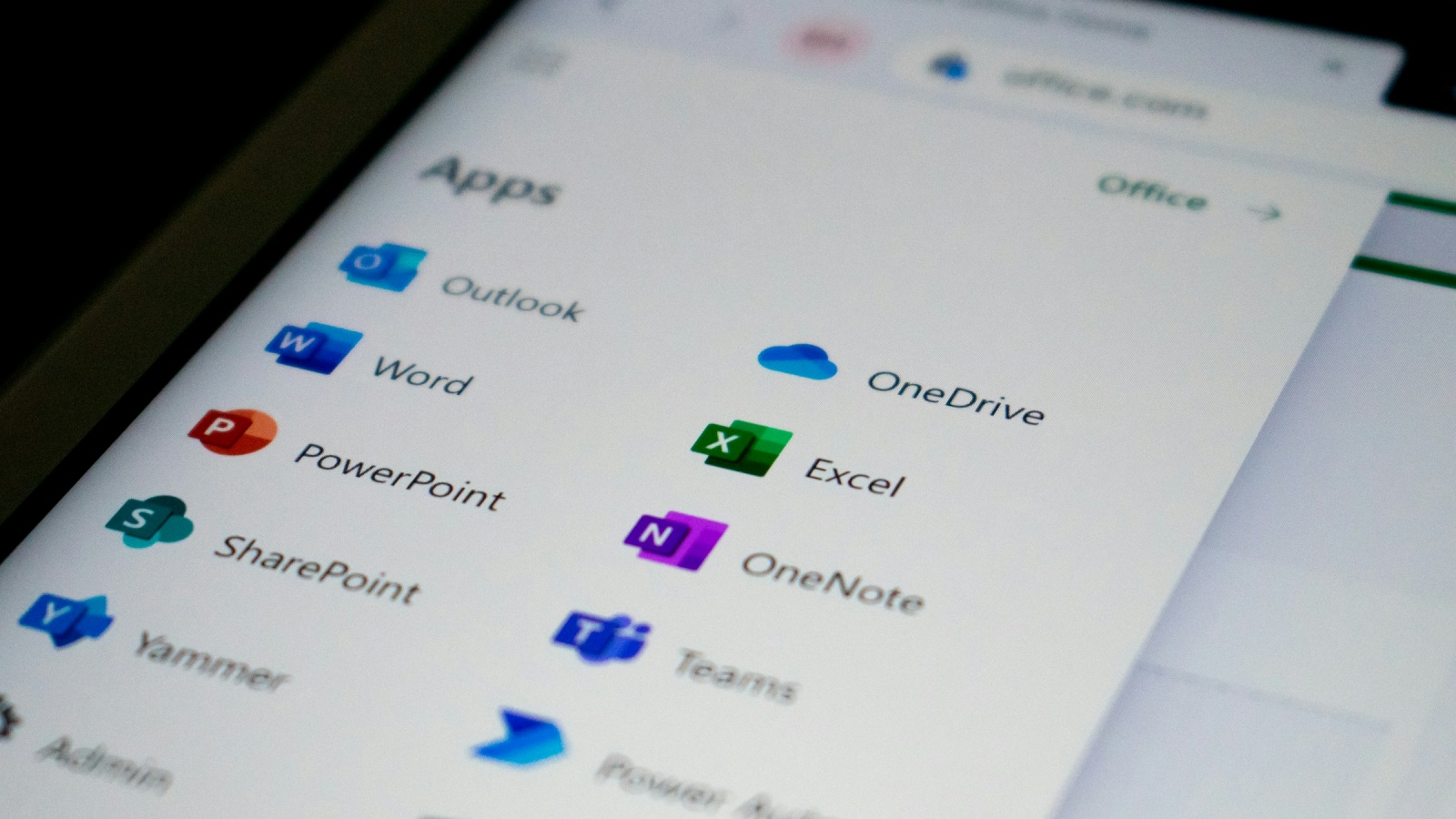 導入 AI 卻出賣你的隱私？專家發現 Gmail、Word 常見工具潛藏隱憂