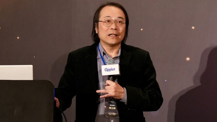 簡立峰預言「AI 店長」將成電商新基礎，企業該用 AI 減少外包依賴