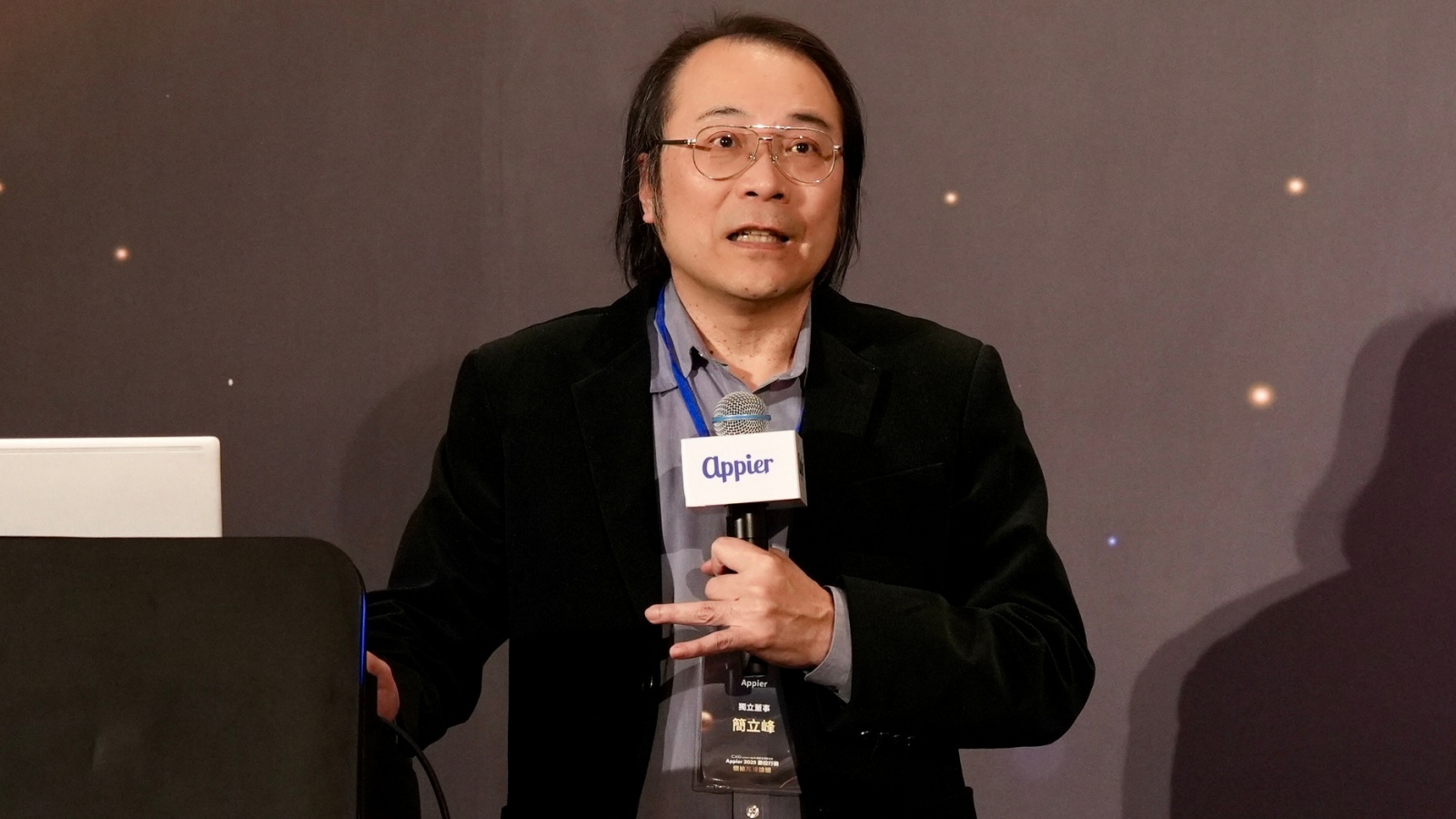 簡立峰預言「AI 店長」將成電商新基礎，企業該用 AI 減少外包依賴