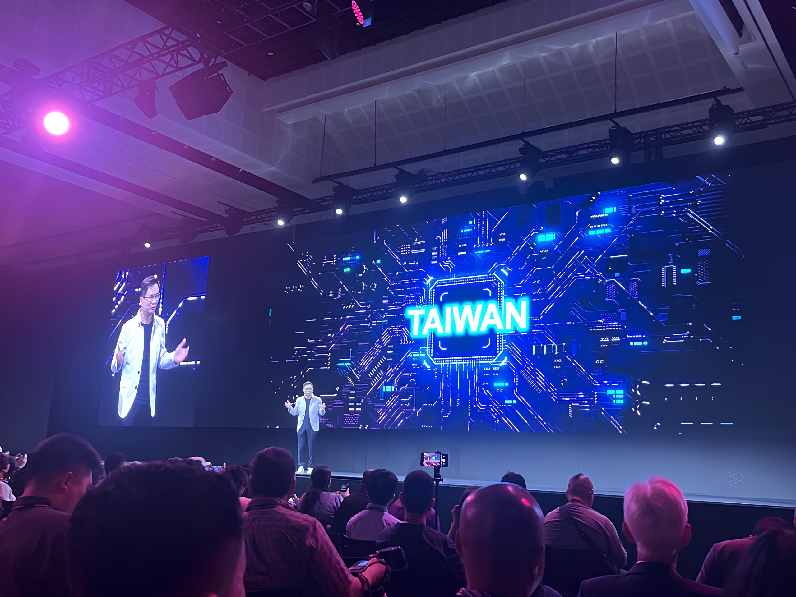 「當 AI 無處不在時，世界需要什麼？」黃志芳與彭双浪共揭 COMPUTEX 2025 台灣在全球 AI 生態系的戰略角色