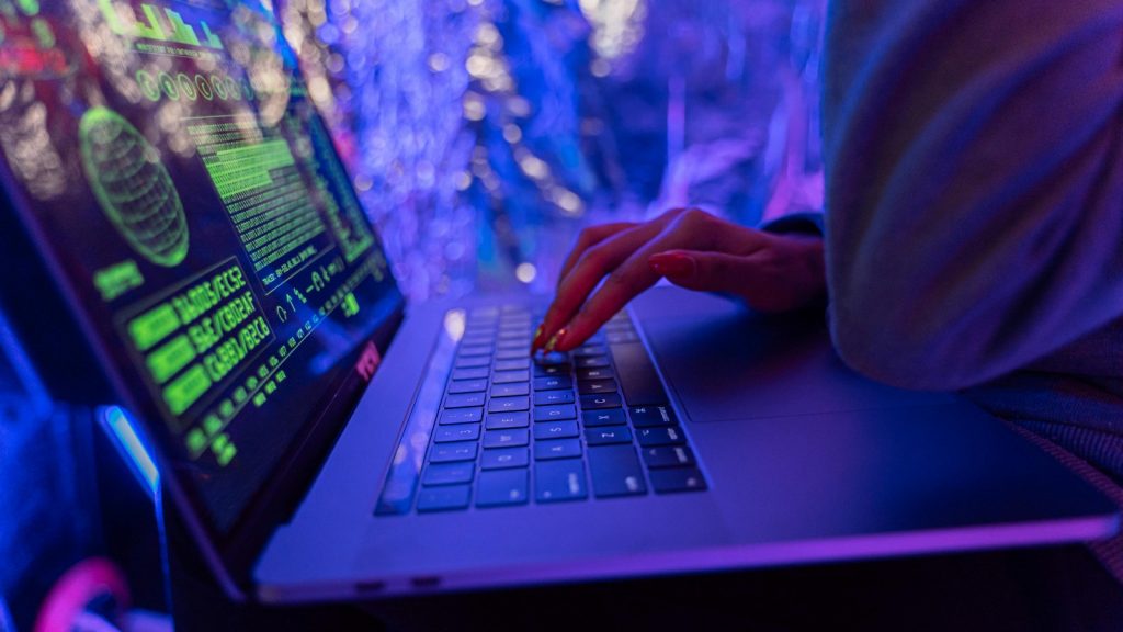 導入 RAG 反而讓 LLM 模型更危險?最新研究指 AI 護欄可以被 RAG 輕鬆繞過