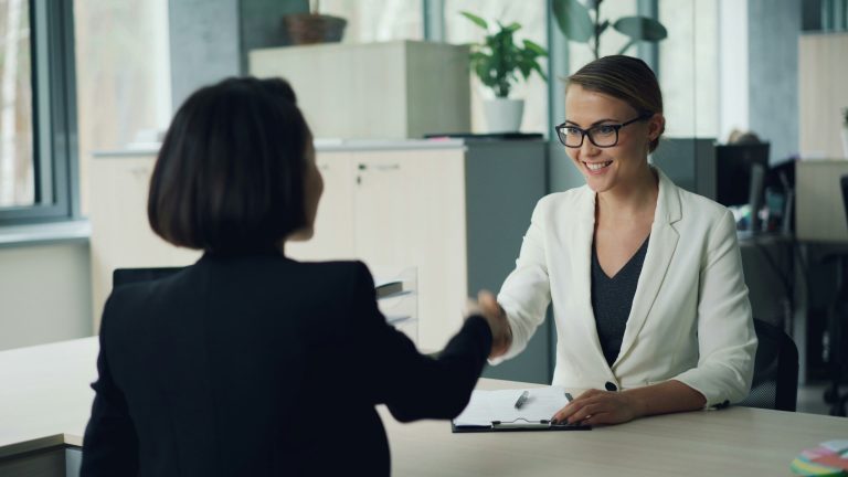 在 LinkedIn 放 AI 形象照收信量竟暴增超過 3 倍？AI 正在改寫求職與錄取規則 | TechOrange 科技報橘