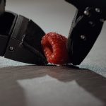機器人靈活度迎來 ChatGPT 時刻？讓 AI 自主學習「怎麼動」竟比人類訓練更流暢