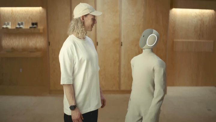 60 萬售價搭配「人類級」機械手，NEO 人形機器人瞄準家用市場首年產能瞬間賣光