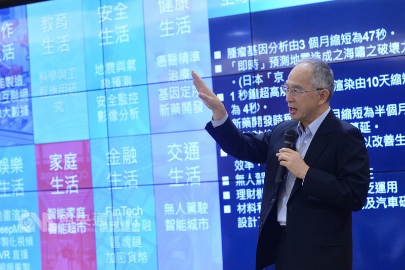 鴻海集團副總裁呂芳銘26日出席記者會,介紹台灣第一座民間商業運轉的超級電腦系統(HPC),說明HPC未來可應用領域範圍。中央社記者孫仲達攝,106年12月26日。