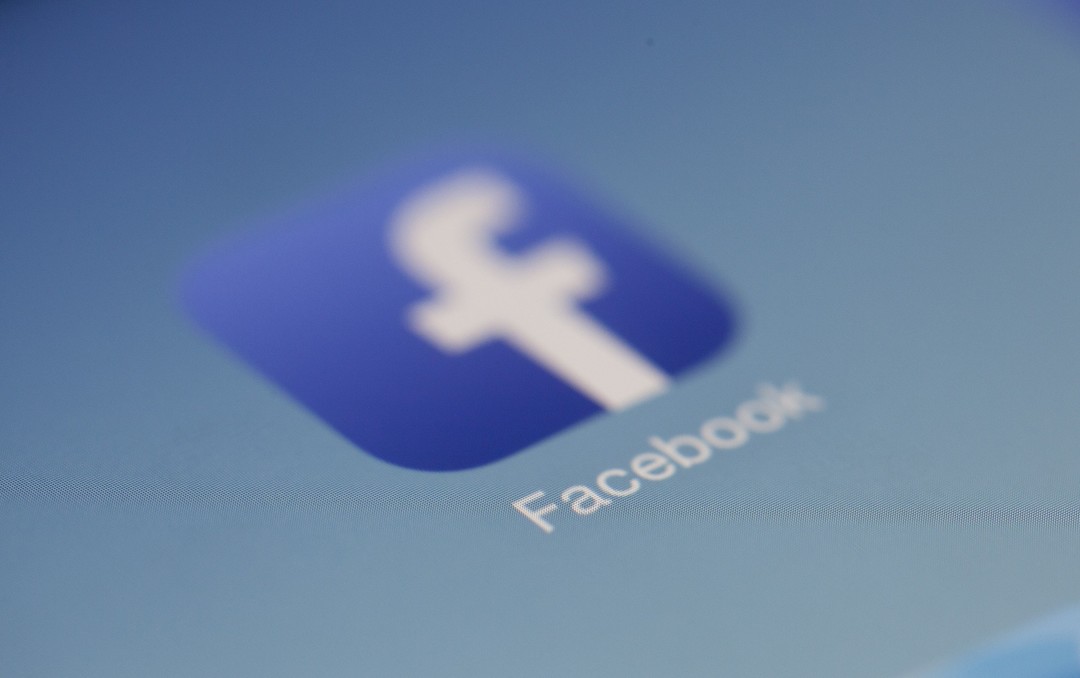 Facebook 推出「Breaking News」標籤，讓即時新聞更顯眼。圖為臉書 APP。