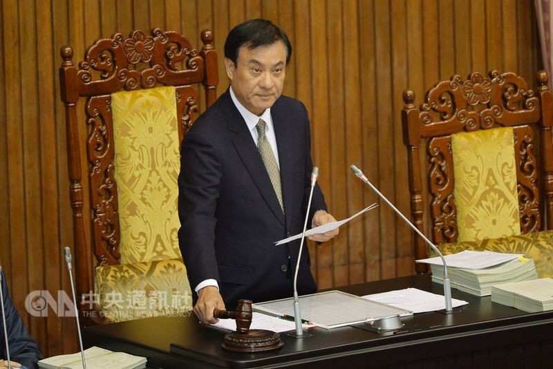 立法院長蘇嘉全29日敲下議事槌,正式宣布三讀通過俗稱「金融監理沙盒」的金融科技發展與創新實驗條例草案。中央社記者孫仲達攝 106年12月29日