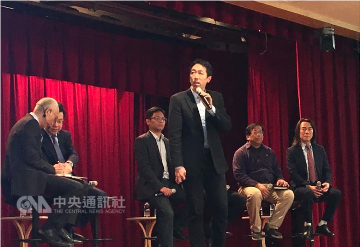鴻海2日上午在土城總部舉辦工業互聯網AI應用實驗室成立記者會與對談。Landing.ai創辦人吳恩達(前)暢談人工智慧。中央社記者鍾榮峰攝 107年2月2日