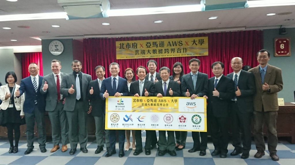 北市府攜手亞馬遜 AWS與7所大學今(6)日共同啟動大數據跨界合作記者會。 圖左至右:臺北市政府資訊局陳慧敏主任秘書、亞馬遜 AWS Ahim Kho(Head of Ecosystems Partner, Hong Kong and Taiwan)、亞馬遜 AWS Jed Sundwall(Global Lead Open Data, AWS)、亞馬遜 AWS Dean Samuels(Head of Solutions Architecture,Hong Kong and Taiwan)、臺北市政府資訊局李維斌局長、亞馬遜 AWS王定愷(Managing Director, Hong Kong and Taiwan)、伊雲谷公司林儀總經理、臺北市政府林欽榮副市長、臺北市立大學黃文成副校長、臺灣大學張慶瑞副校長、逢甲大學跨領域設計學院吳如娟執行長、成功大學蔣榮先主任、臺北大學林嘉洤副校長、東華大學彭勝龍主任、清華大學金仲達主任。