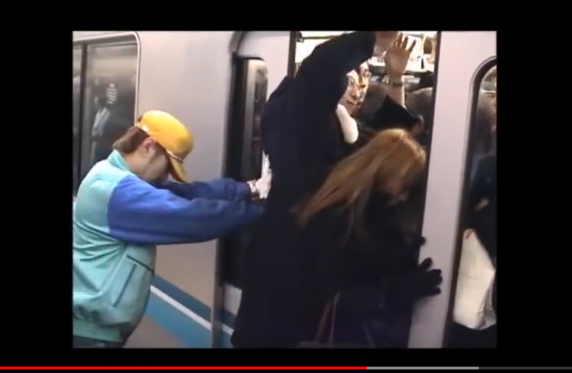 ▲每到通勤高峰時刻,日本東京就會出現知名特產「滿員電車」。(圖/翻攝自 Youtube)