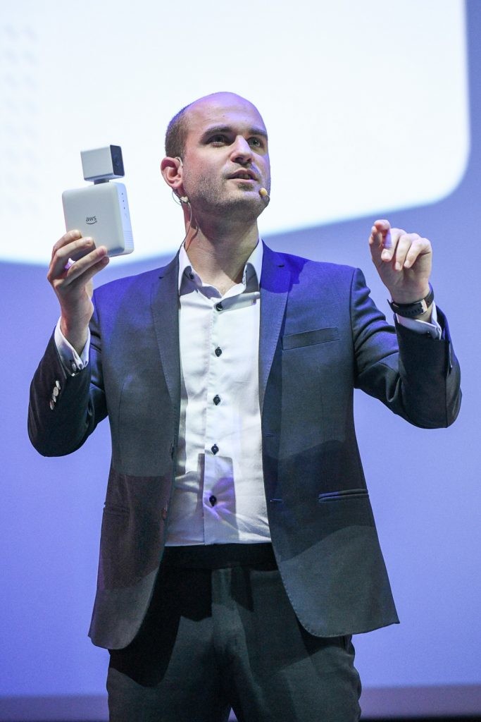 AWS 方案架構部亞太區新興技術主管 Olivier Klein 展示 AWS DeepLens。照片來源:AWS。