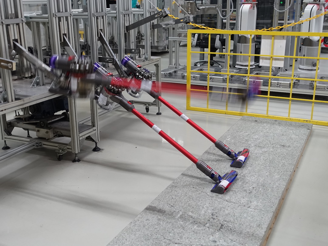 產品耐久度測試空間，據研究人員說明，一隻 Dyson 拖把可以承受 6,000 次摔後還能保持產品性能
