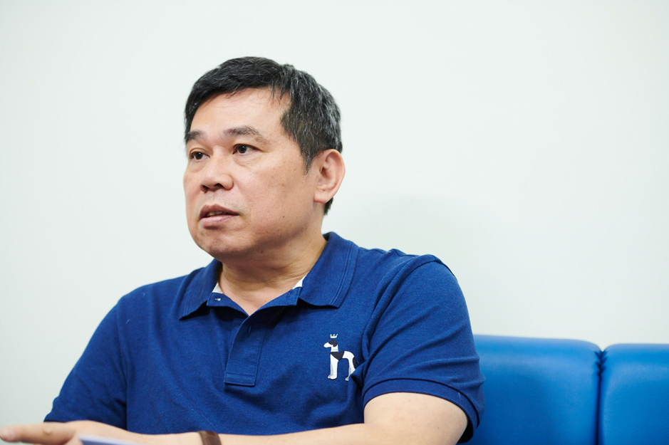 世新大學圖資長邱孟佑表示,世新大學圖資處需要管理學校 13 間電腦教室,除了在考試期間人滿為患導致管理繁複,在開學前也需要依照授課要求安裝特定軟體與程式系統,十分耗費 IT 人力。(Credit:TechOrange 科技報橘,攝影師:謝明欣。)