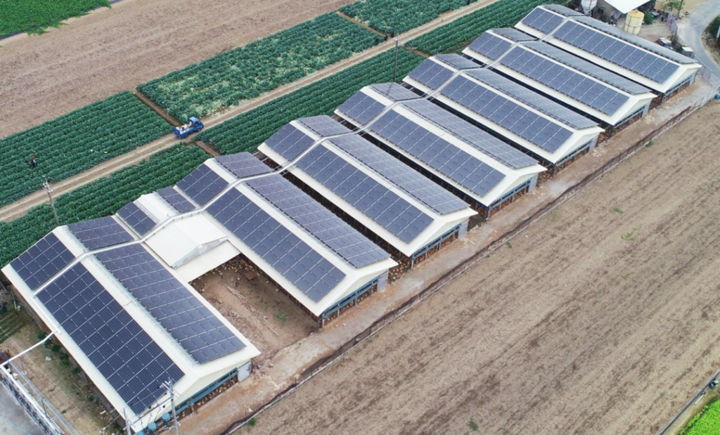 中租全民電廠高雄路竹12號空拍實景，該電廠共架設908片太陽能板，於上架出售前已完工並開始售電。