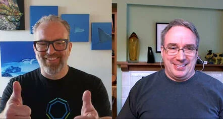 VMware 的 Dirk Hohndel(左)在虛擬開源峰會上與 Linus Torvalds 交談