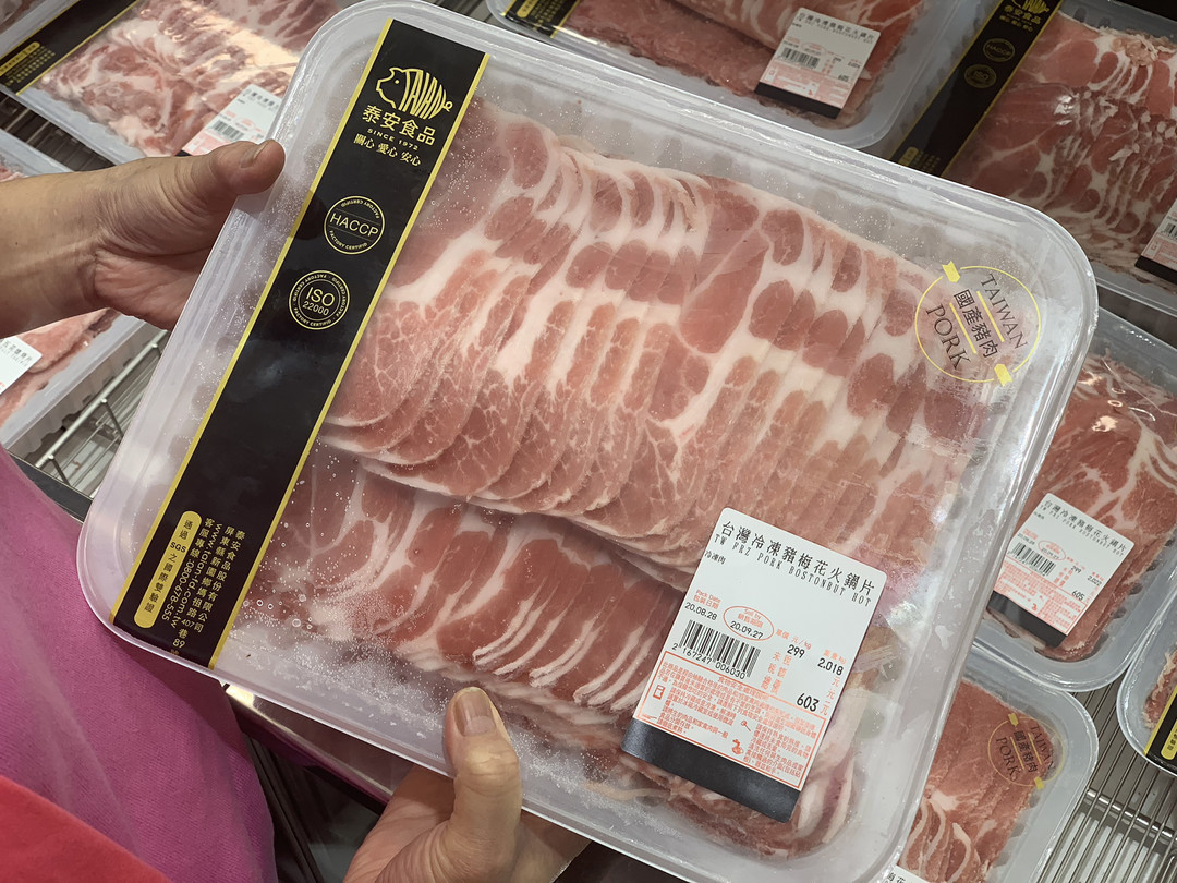 政府宣布放寬美豬、美牛進口,引起民眾憂心肉品來源標示不明,學者建議導入區塊鏈技術,除了讓民眾安心,產業也可以轉型升級。