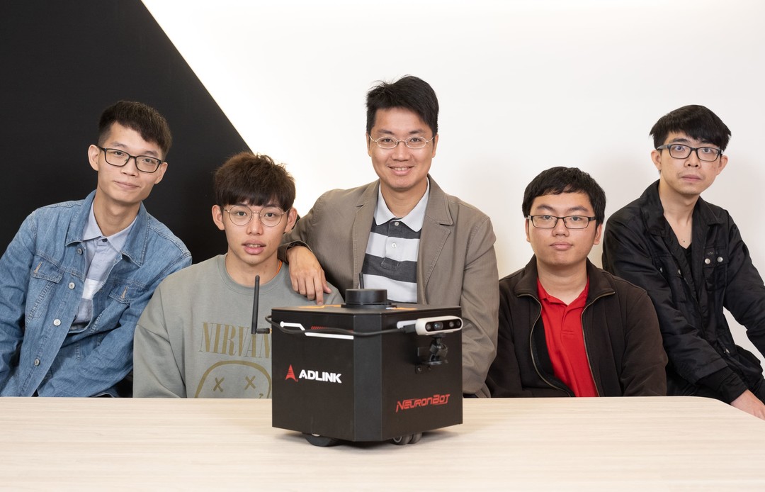 中原大學資工系透過與凌華和英特爾合作，率先把 ROS2 機器人開設為必修課程，並搭配專題實作方式，讓學生提早具備與業界需求無縫接軌的能力。